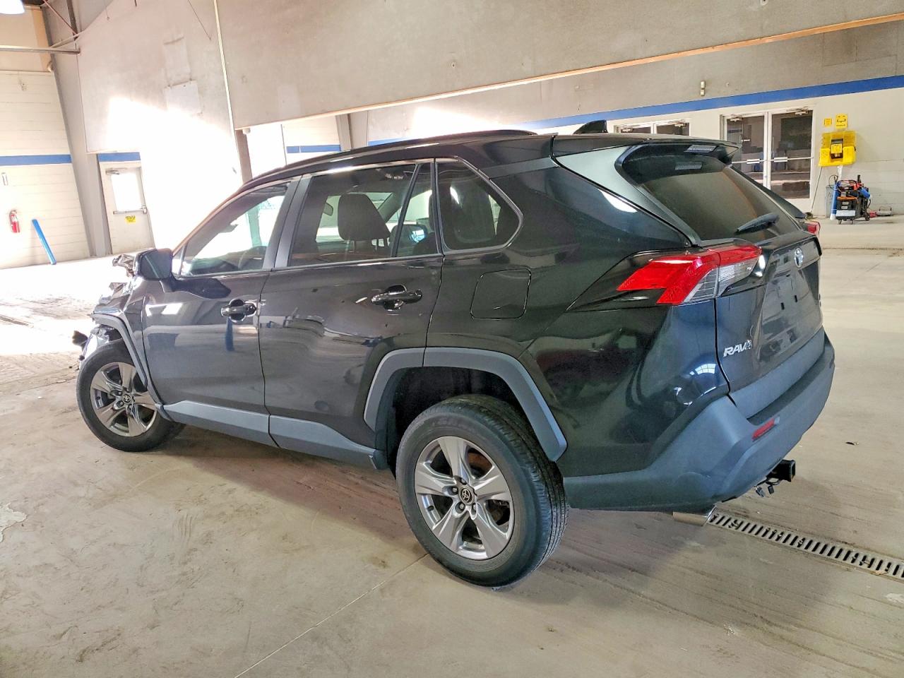 2022 TOYOTA RAV4 XLE photo 2