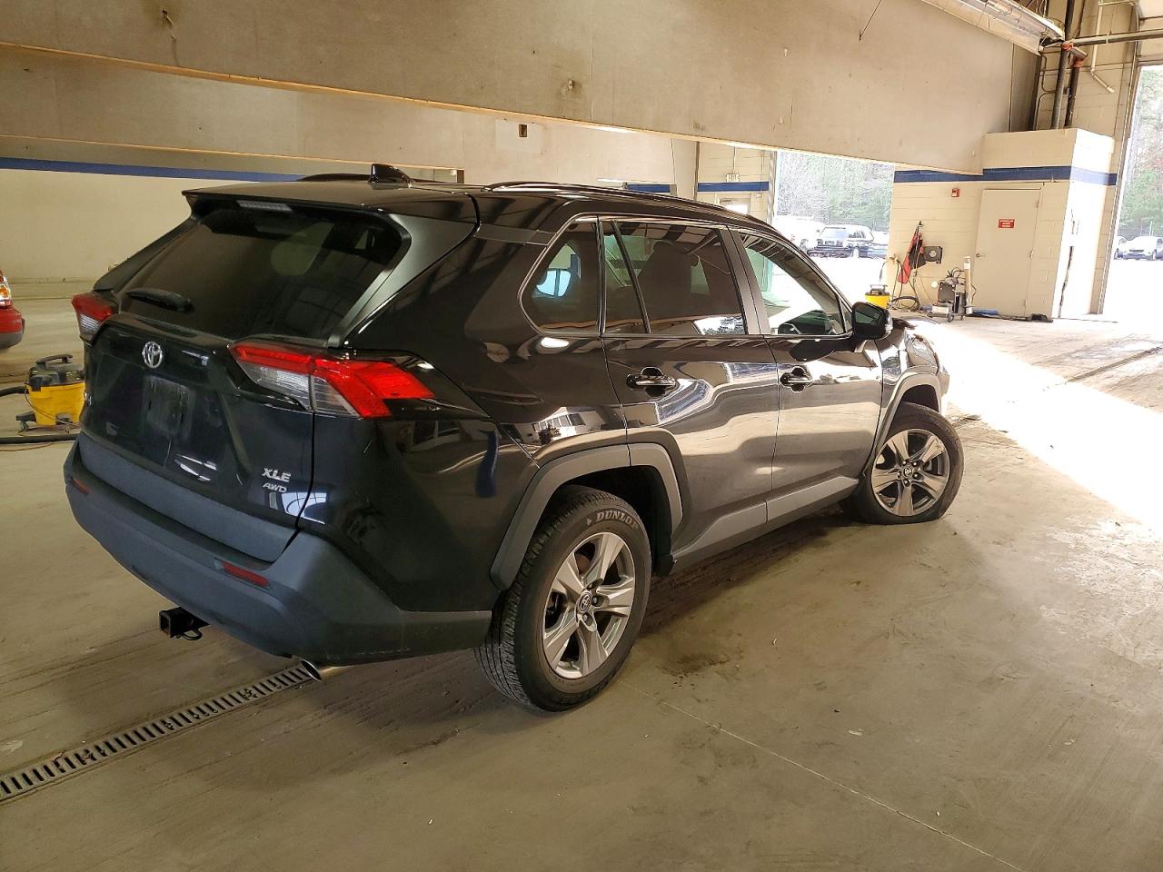 2022 TOYOTA RAV4 XLE photo 3