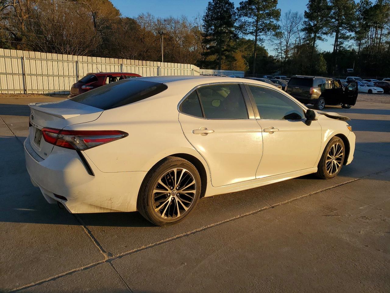 2018 TOYOTA CAMRY L photo 3