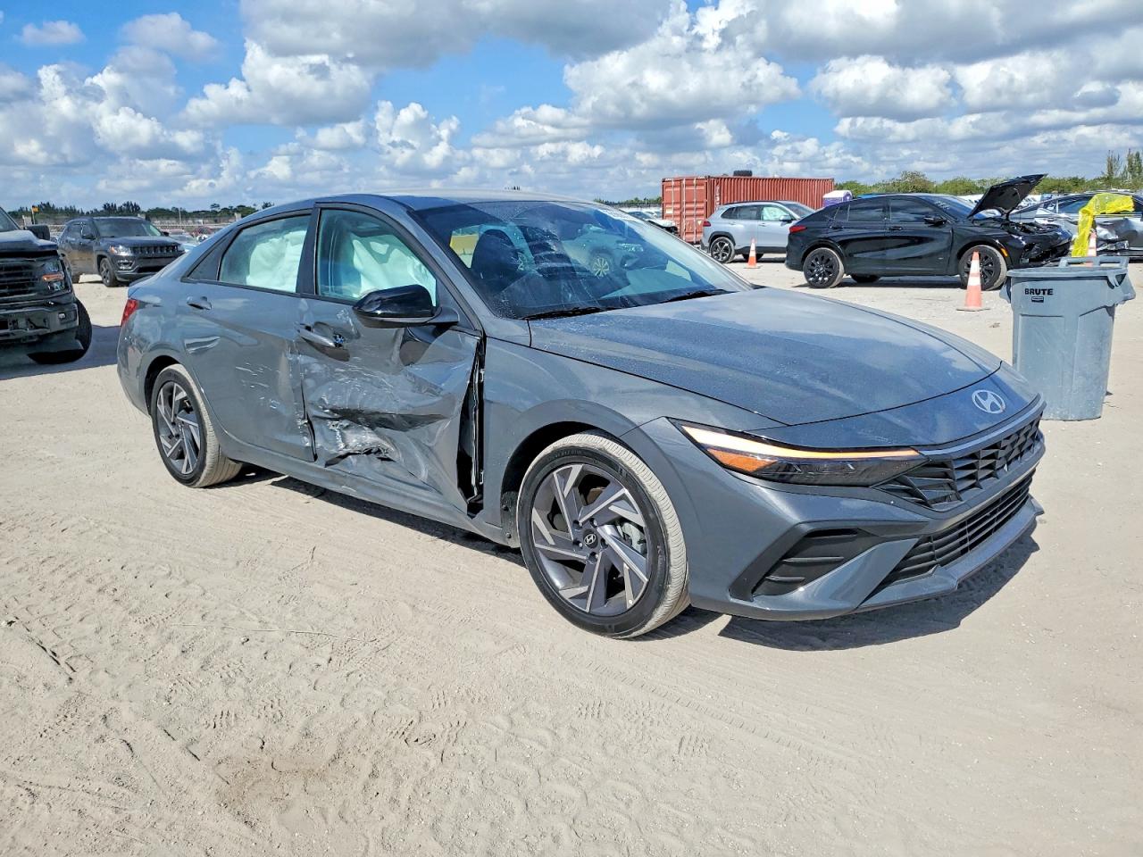 2025 HYUNDAI ELANTRA SEL SPORT photo 4