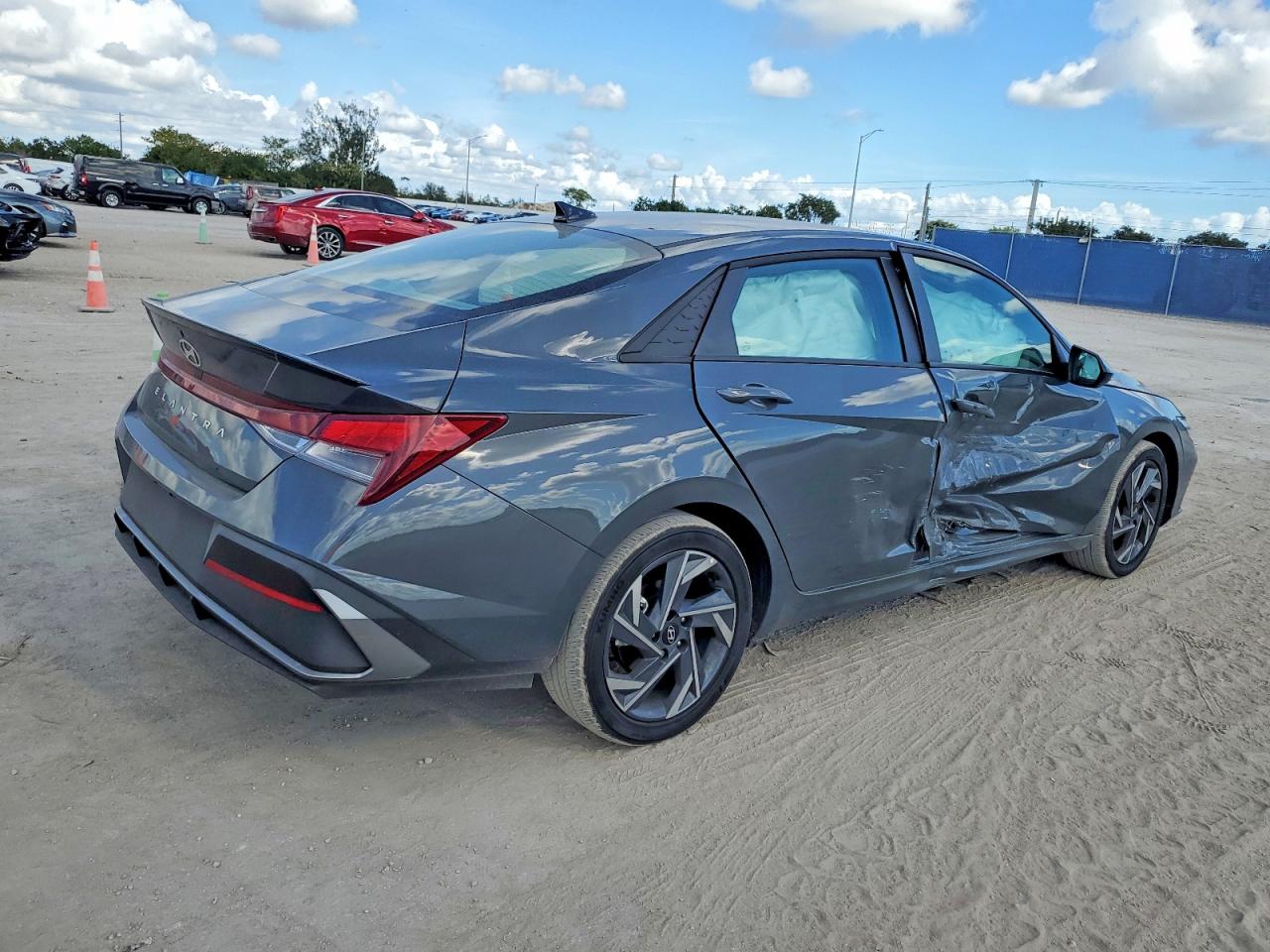 2025 HYUNDAI ELANTRA SEL SPORT photo 3