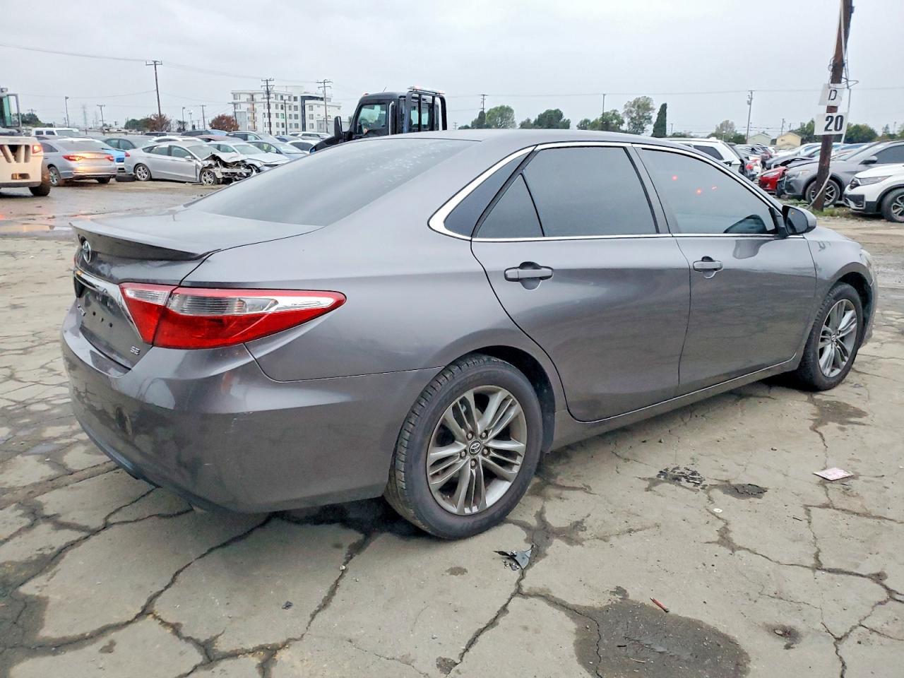 2016 TOYOTA CAMRY LE photo 3