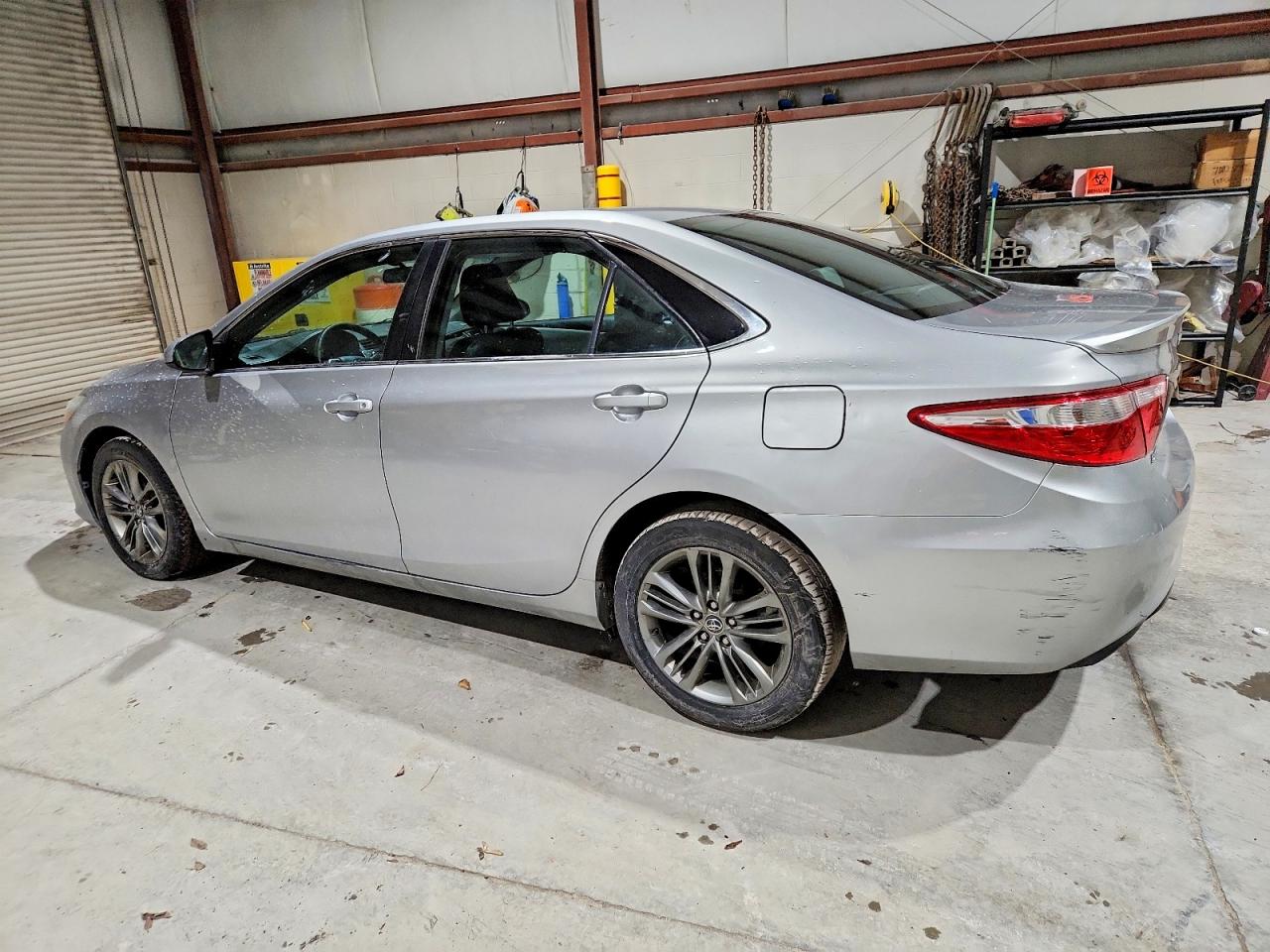 2015 TOYOTA CAMRY LE photo 2