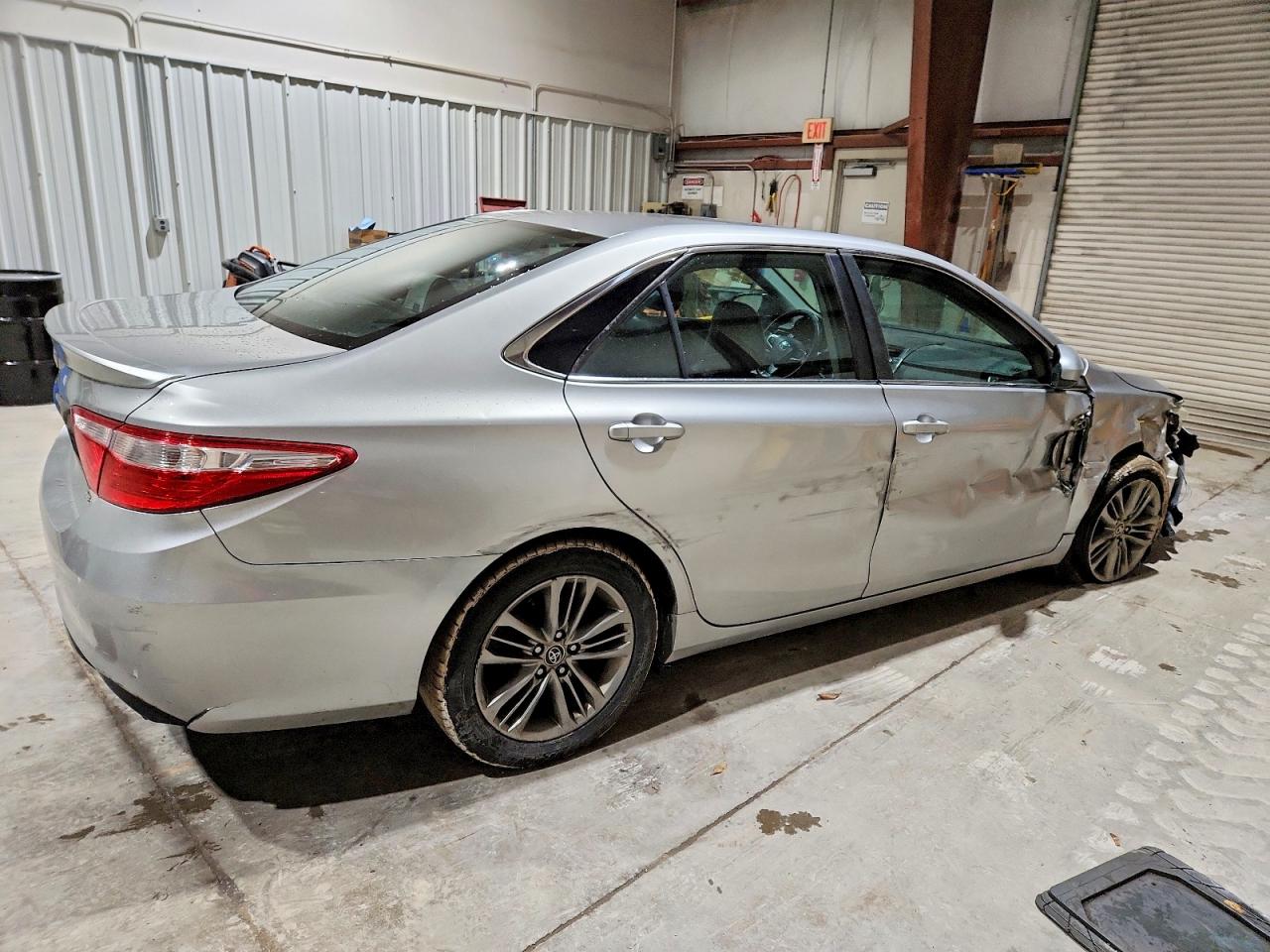 2015 TOYOTA CAMRY LE photo 3