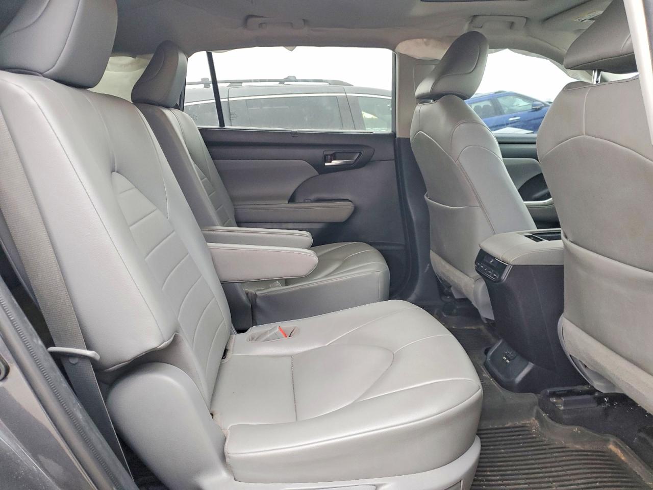 2021 TOYOTA HIGHLANDER XLE photo 11