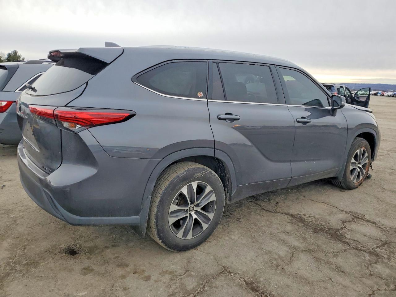 2021 TOYOTA HIGHLANDER XLE photo 3