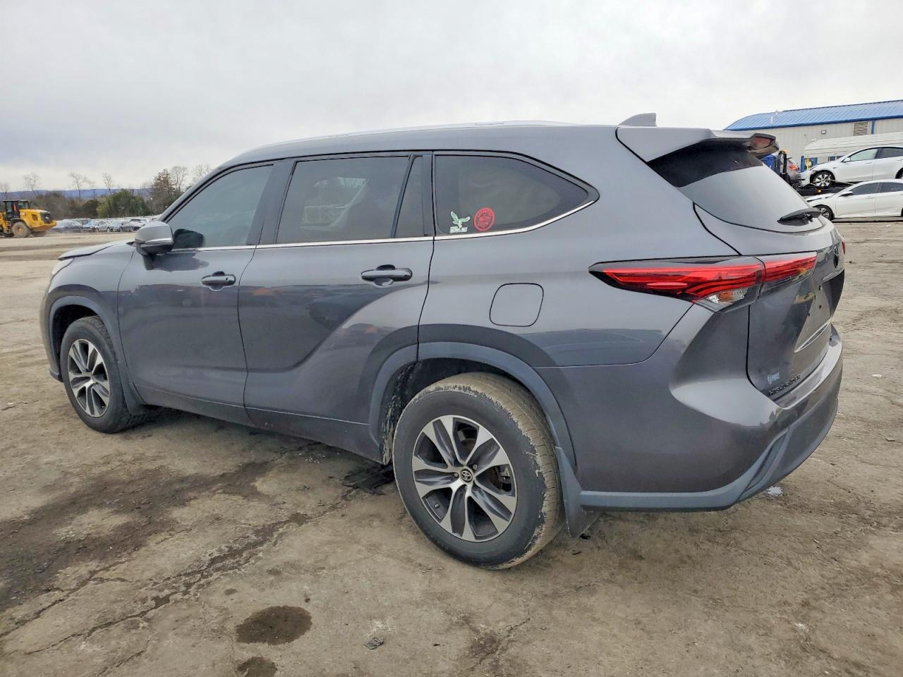 2021 TOYOTA HIGHLANDER XLE photo 2