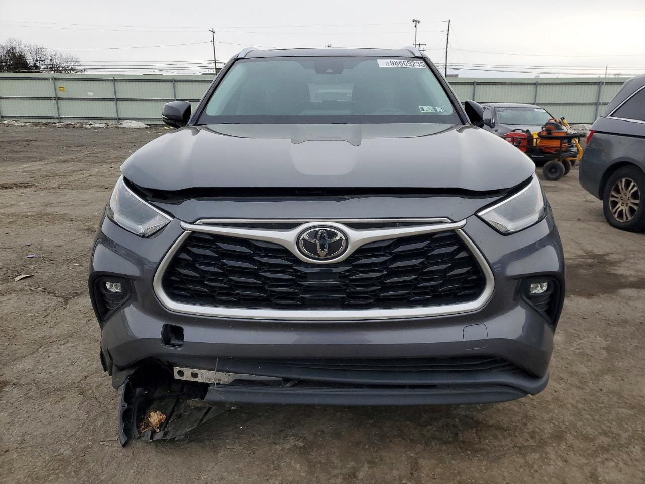 2021 TOYOTA HIGHLANDER XLE photo 5