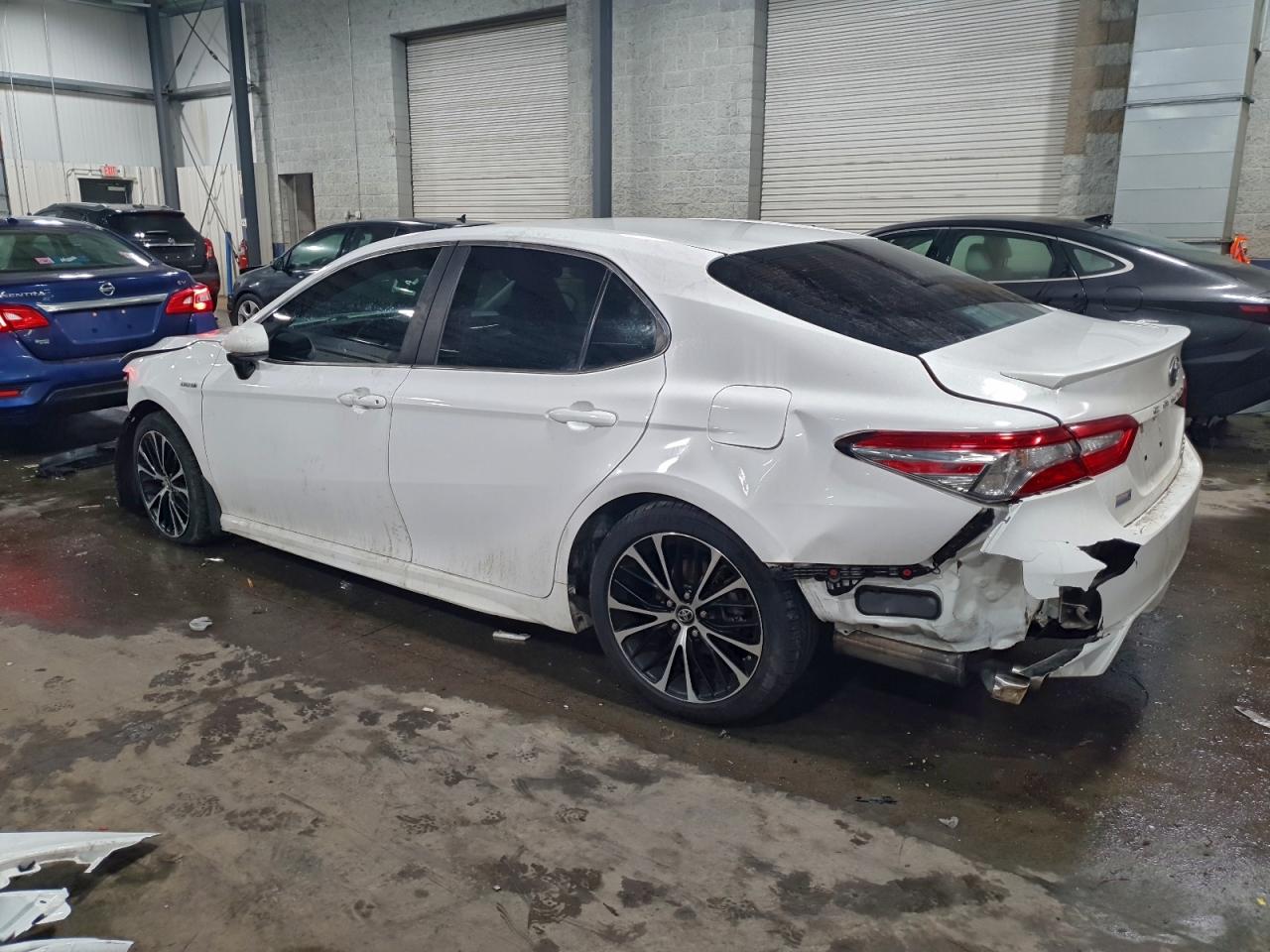 2018 TOYOTA CAMRY HYBRID photo 2