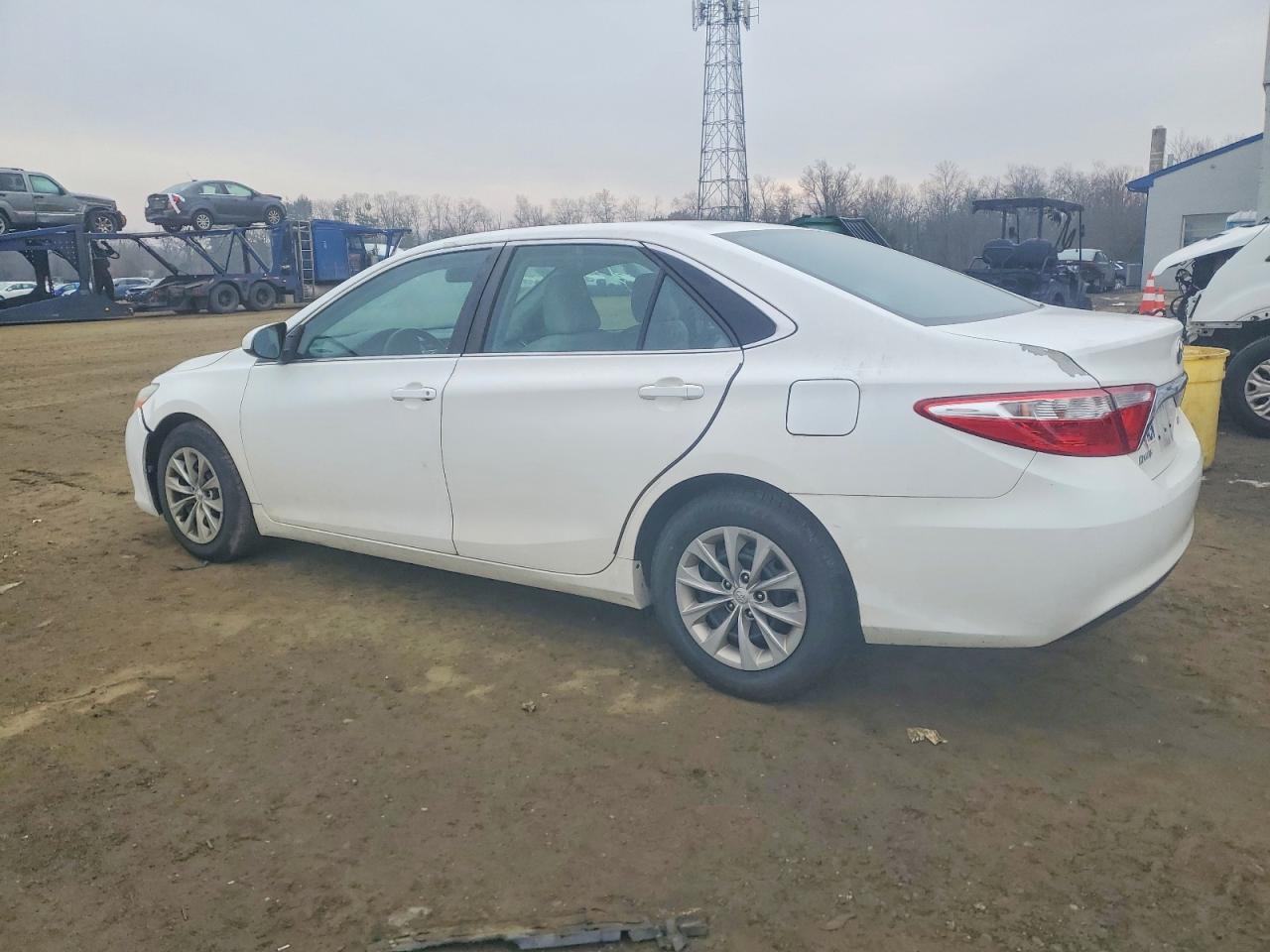 2016 TOYOTA CAMRY LE photo 2