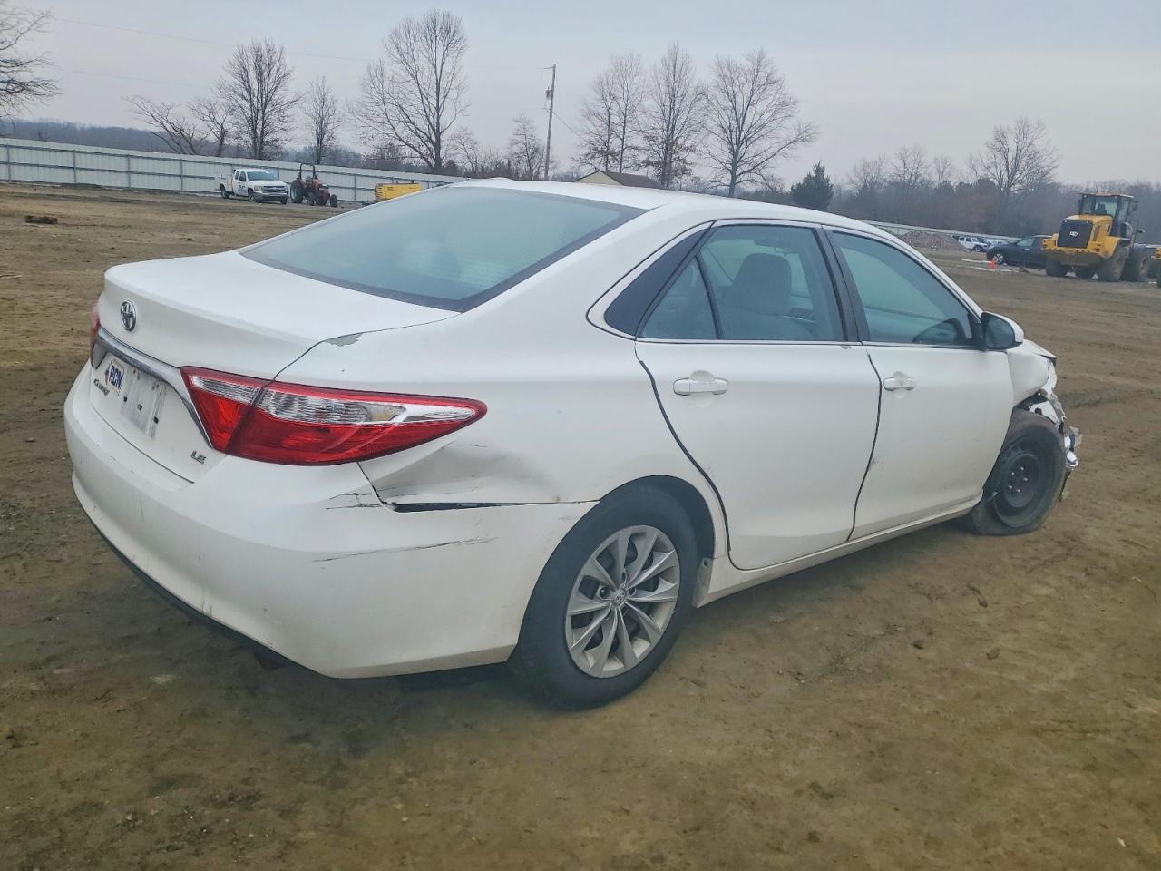 2016 TOYOTA CAMRY LE photo 3