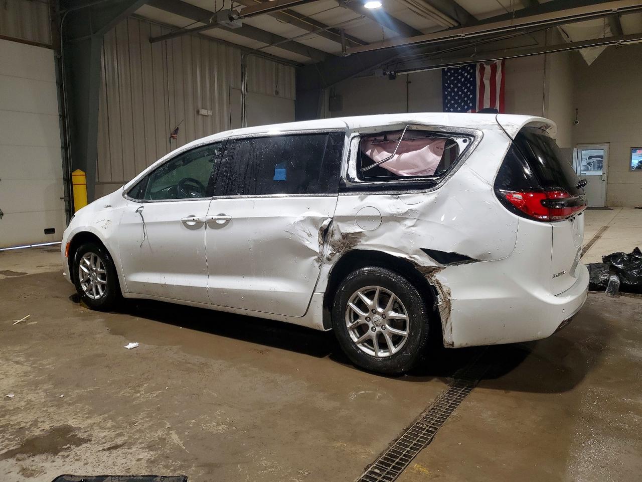 2026 CHRYSLER PACIFICA SELECT photo 2