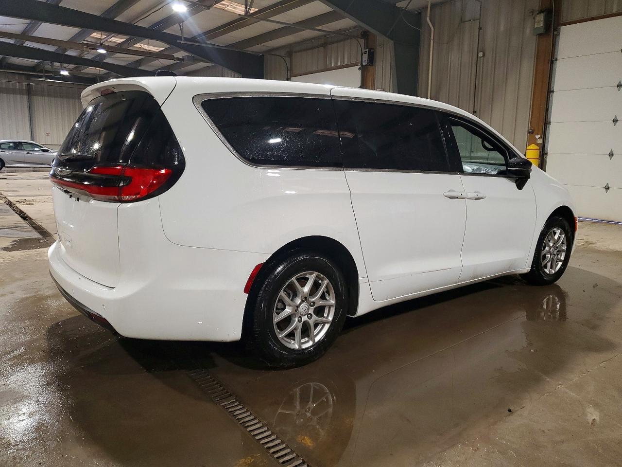 2026 CHRYSLER PACIFICA SELECT photo 3