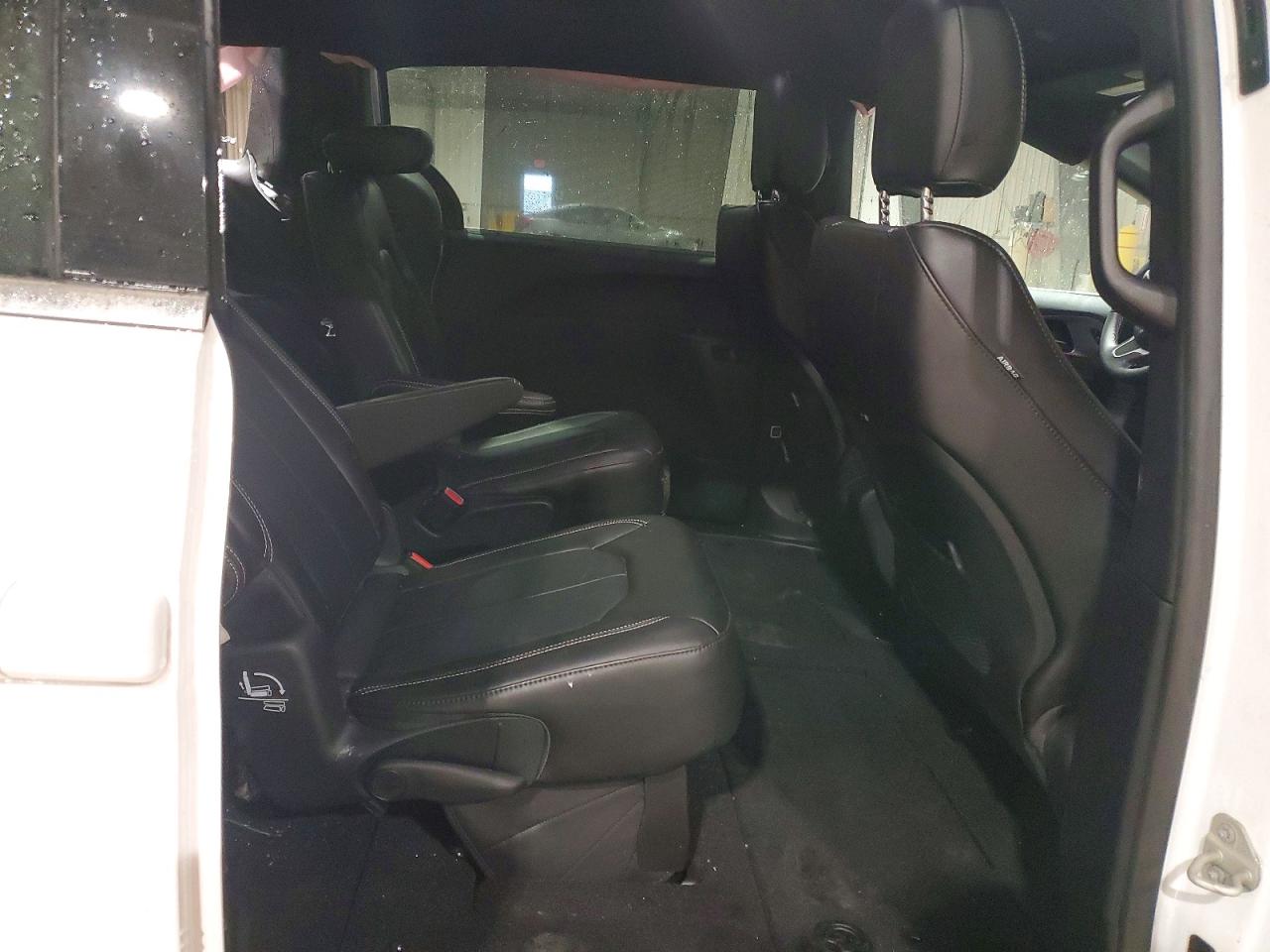 2026 CHRYSLER PACIFICA SELECT photo 11