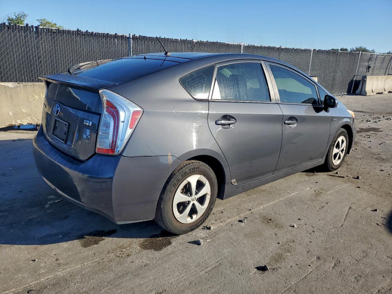 2015 TOYOTA PRIUS photo 3