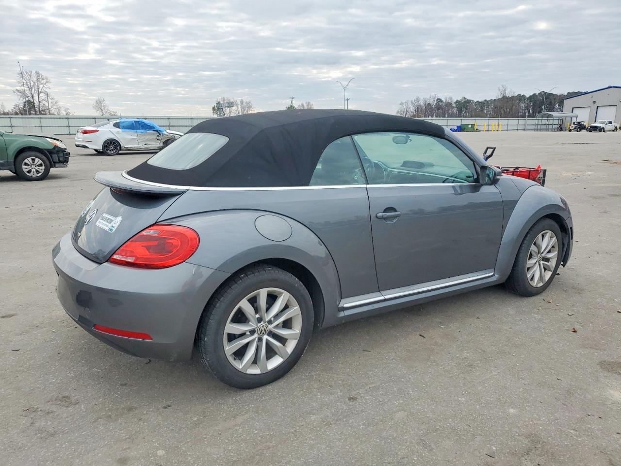 2013 VOLKSWAGEN BEETLE photo 3