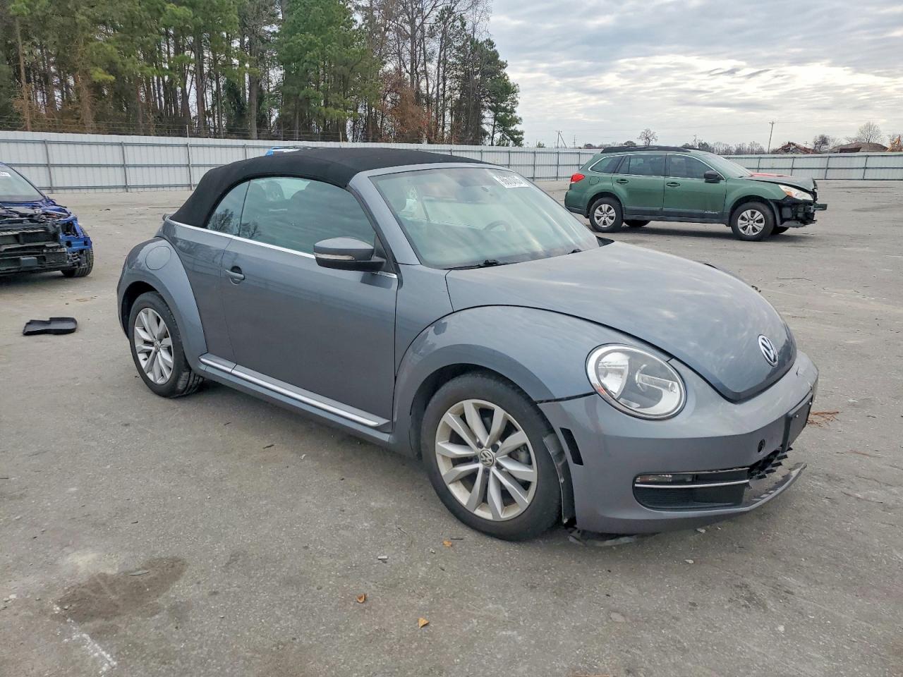 2013 VOLKSWAGEN BEETLE photo 4