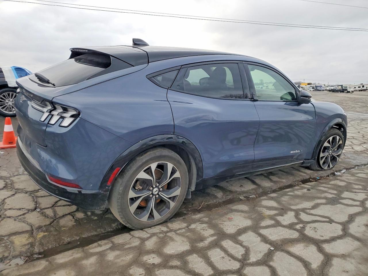 2021 FORD MUSTANG MACH-E PREMIUM photo 3