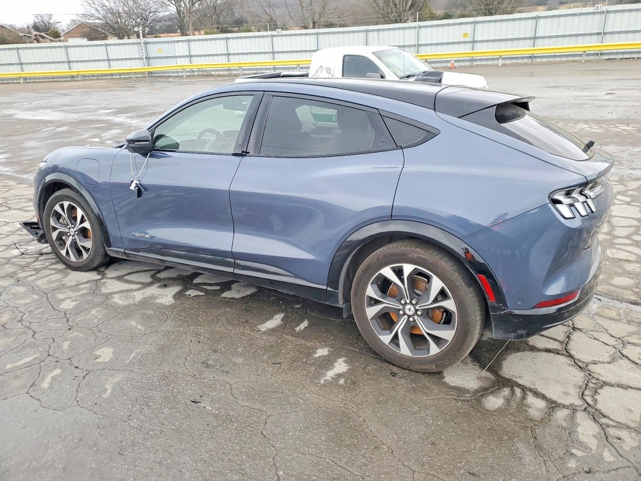 2021 FORD MUSTANG MACH-E PREMIUM photo 2