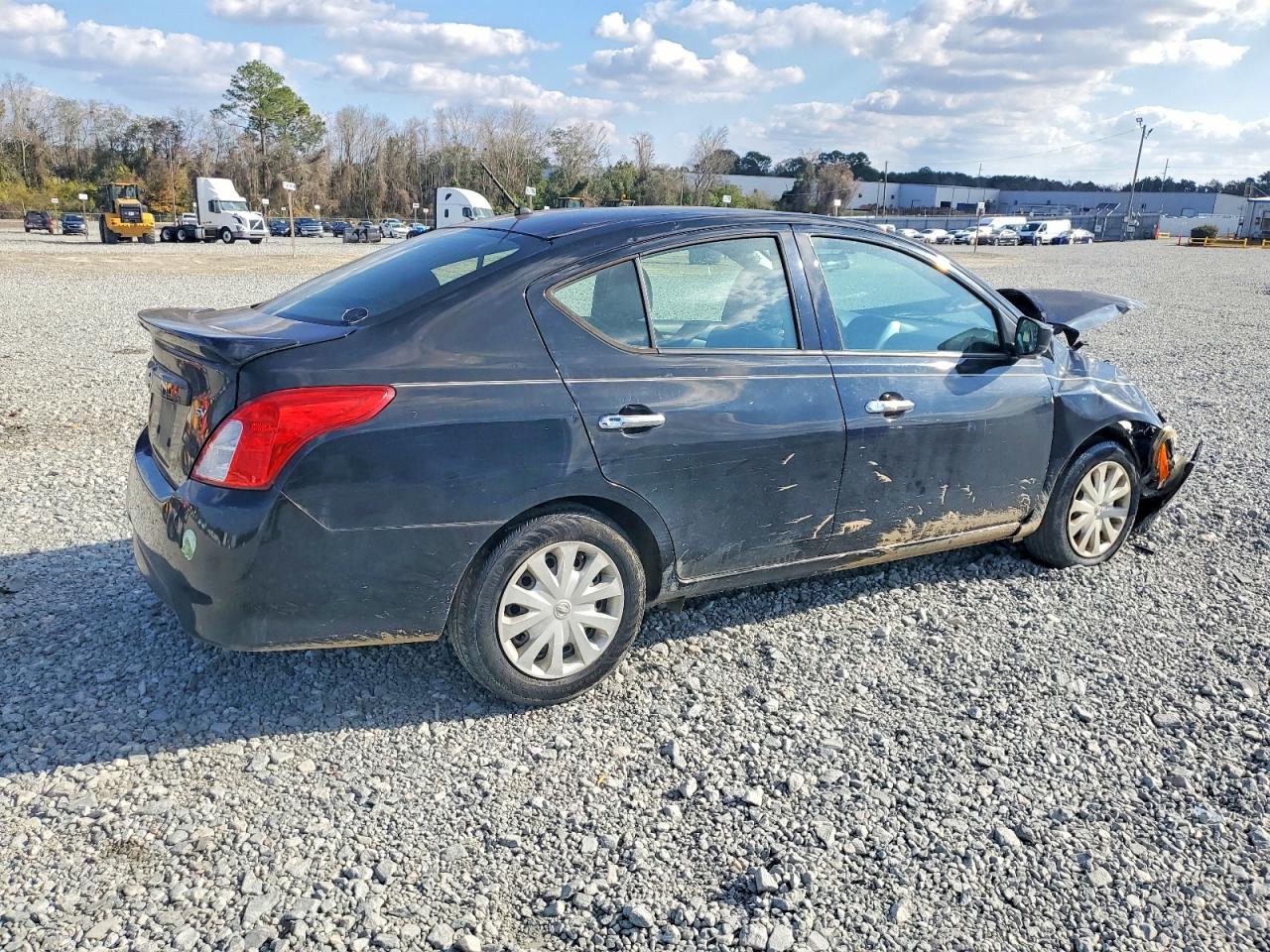 2018 NISSAN VERSA S photo 3