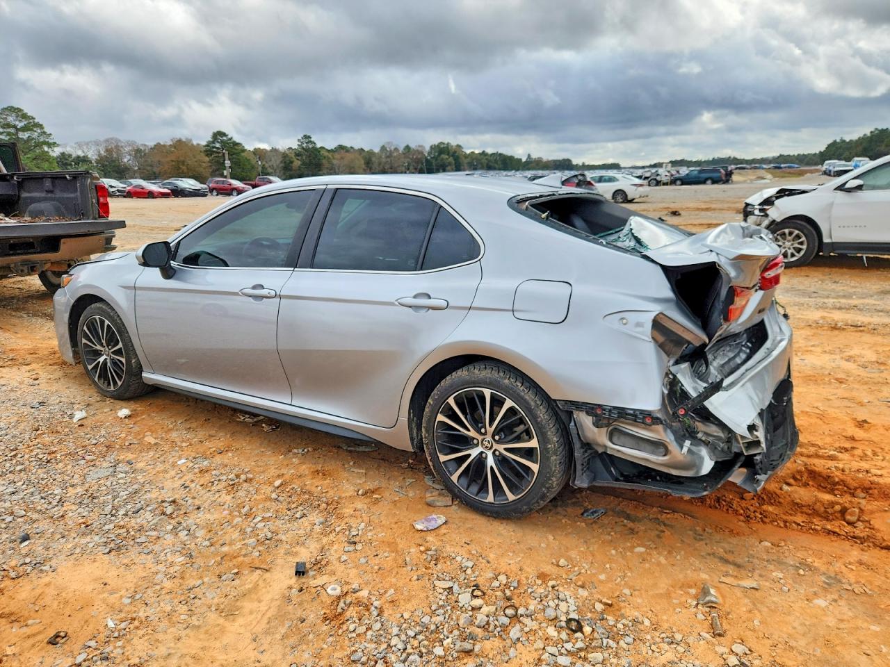 2020 TOYOTA CAMRY SE photo 2