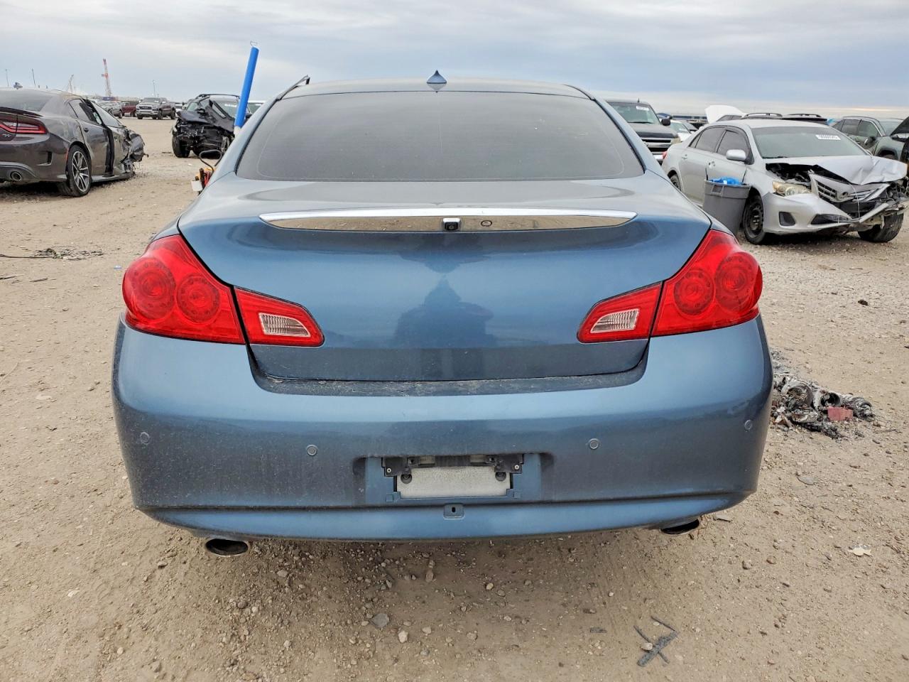 2010 INFINITI G37 photo 6