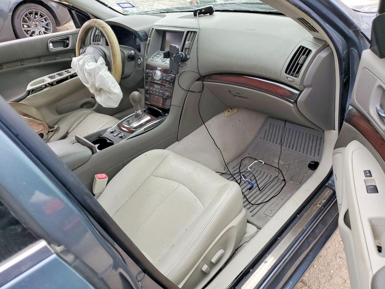 2010 INFINITI G37 photo 8