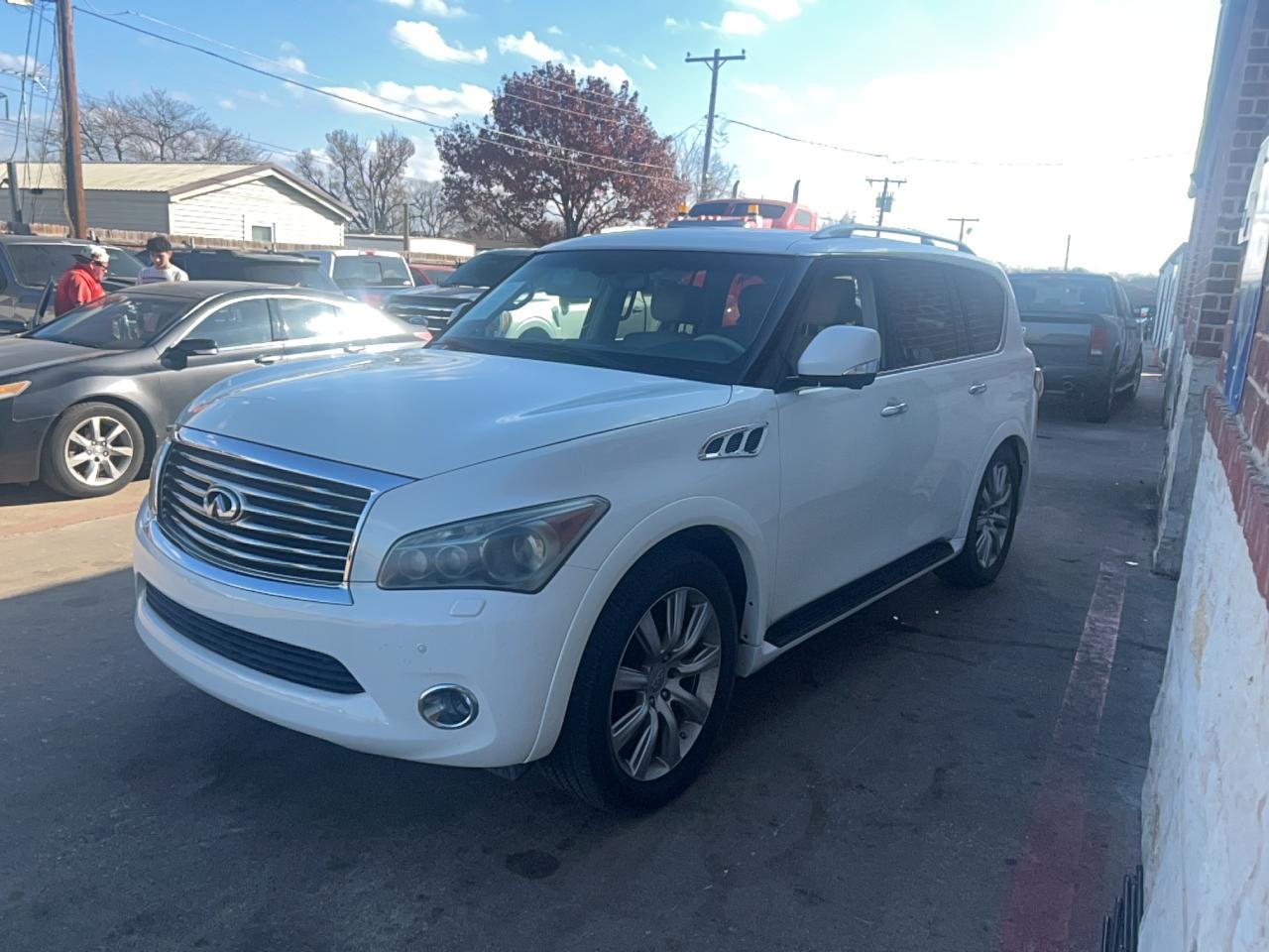 2012 INFINITI QX56 photo 2