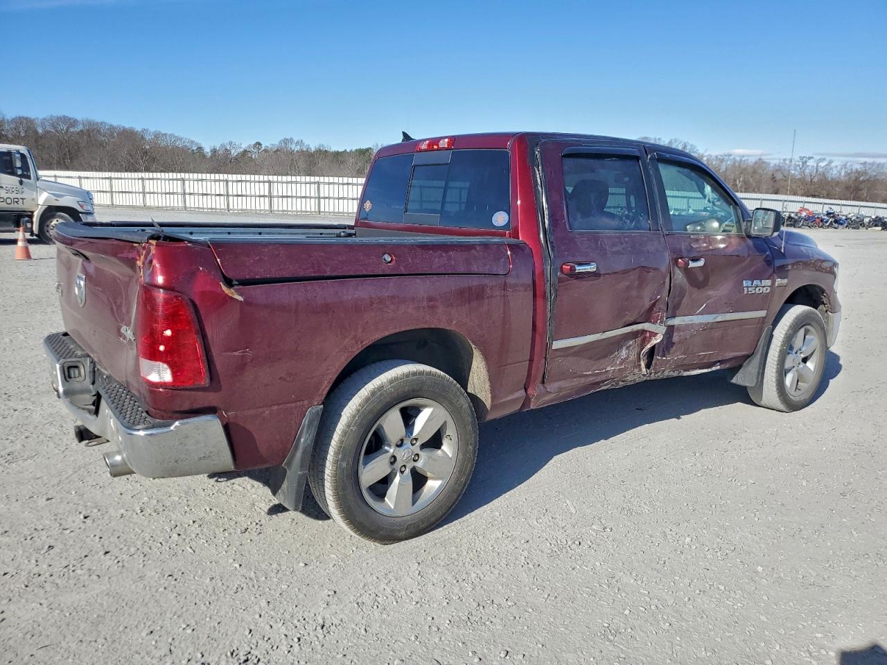 2017 RAM 1500 SLT photo 3