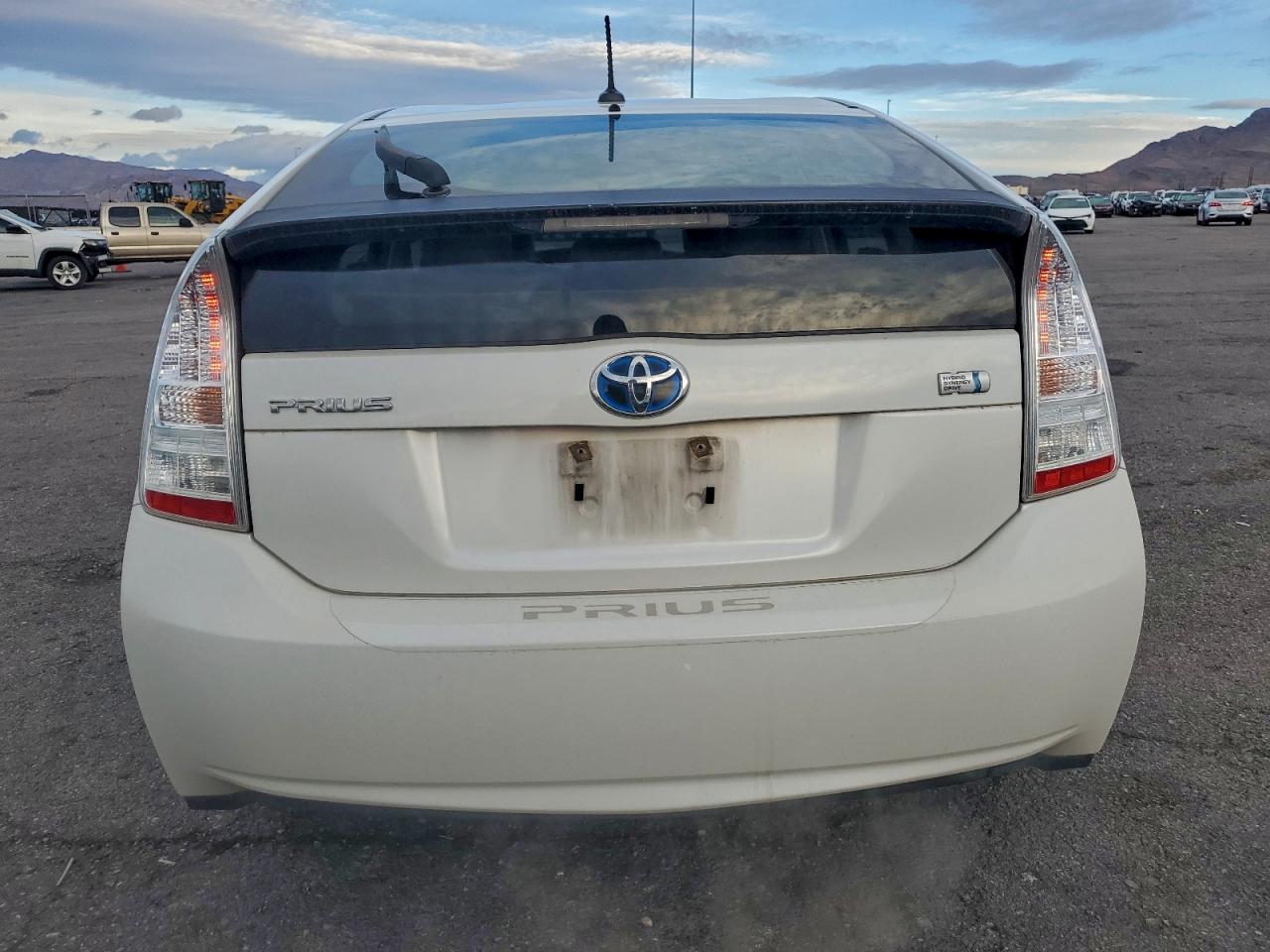 2010 TOYOTA PRIUS photo 6