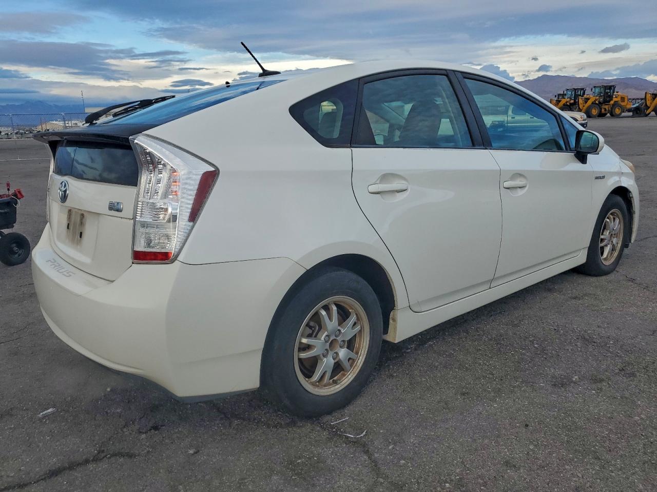 2010 TOYOTA PRIUS photo 3