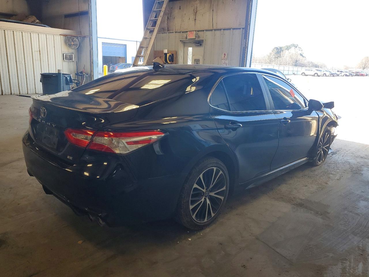 2020 TOYOTA CAMRY SE photo 3
