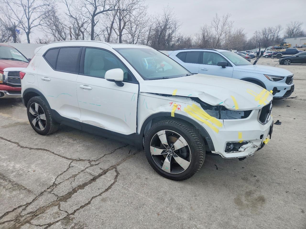 2021 VOLVO XC40 T5 MOMENTUM photo 4