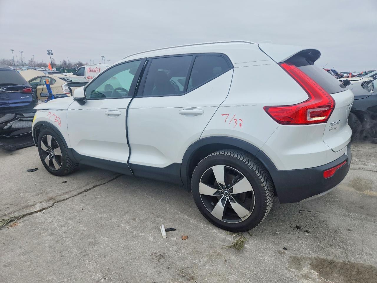 2021 VOLVO XC40 T5 MOMENTUM photo 2
