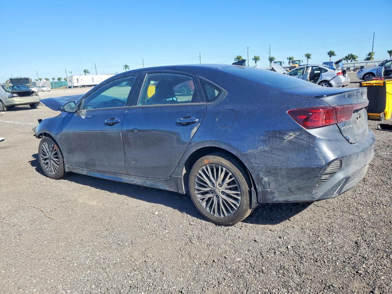 2023 KIA FORTE GT LINE photo 2