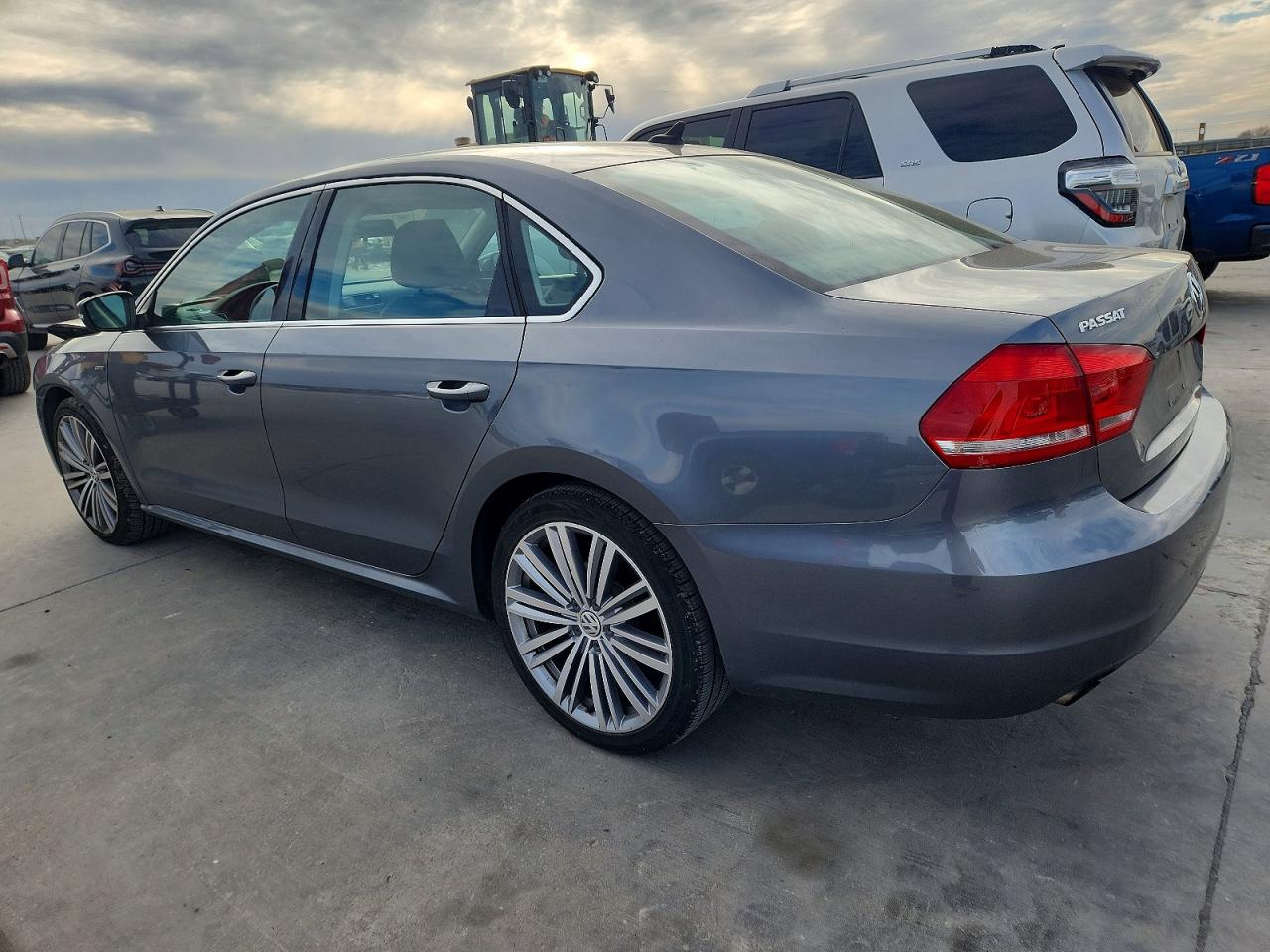 2015 VOLKSWAGEN PASSAT photo 2