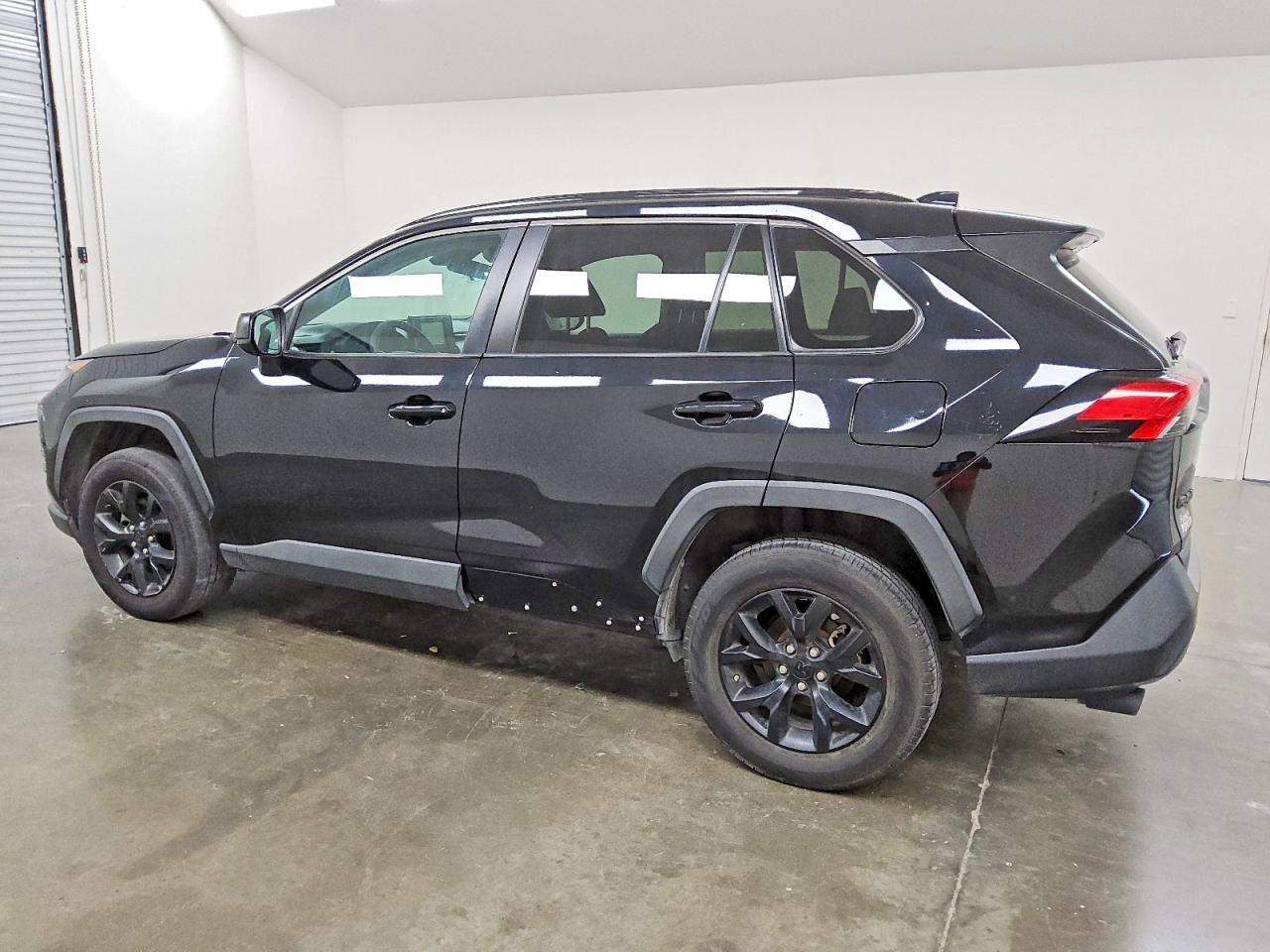 2021 TOYOTA RAV4 LE photo 2