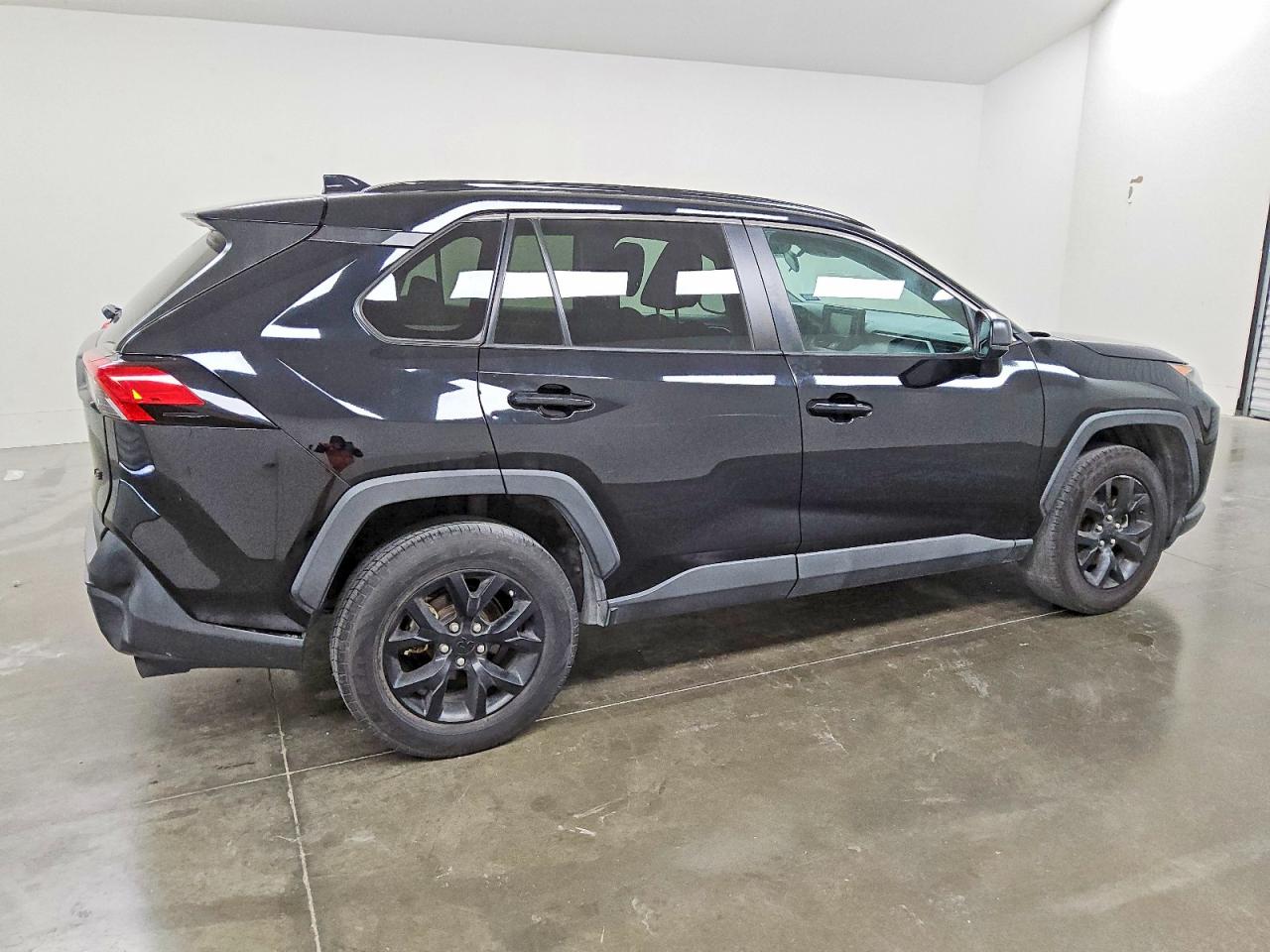 2021 TOYOTA RAV4 LE photo 3