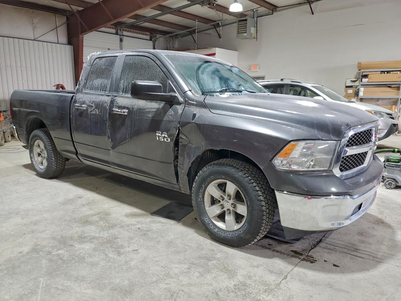 2017 RAM 1500 SLT photo 4