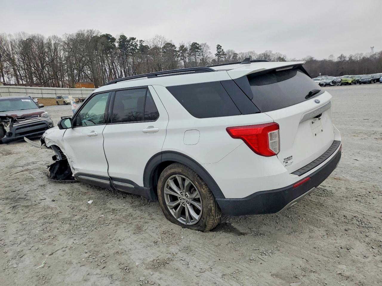 2021 FORD EXPLORER XLT photo 3