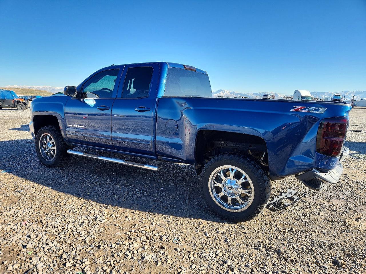 2017 CHEVROLET SILVERADO K1500 LT photo 2