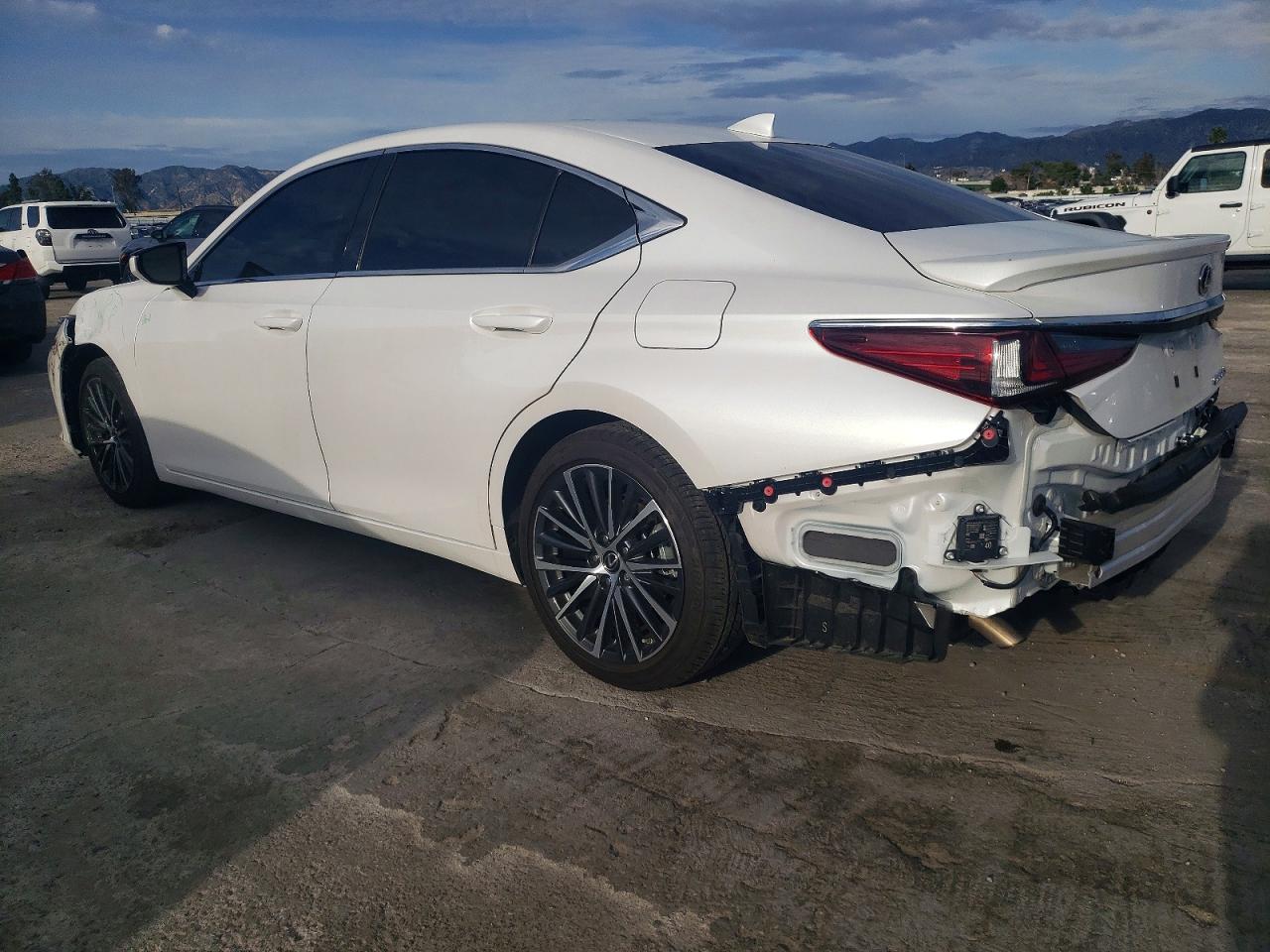 2025 LEXUS ES 300H BASE photo 2