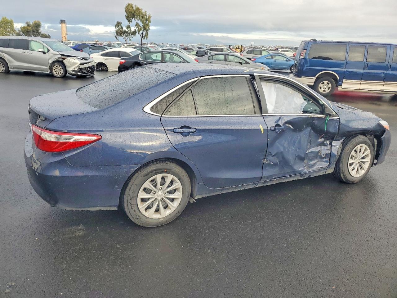 2016 TOYOTA CAMRY LE photo 3