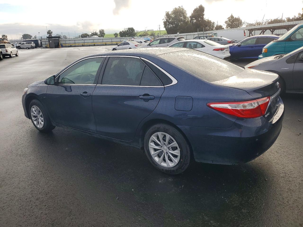 2016 TOYOTA CAMRY LE photo 2