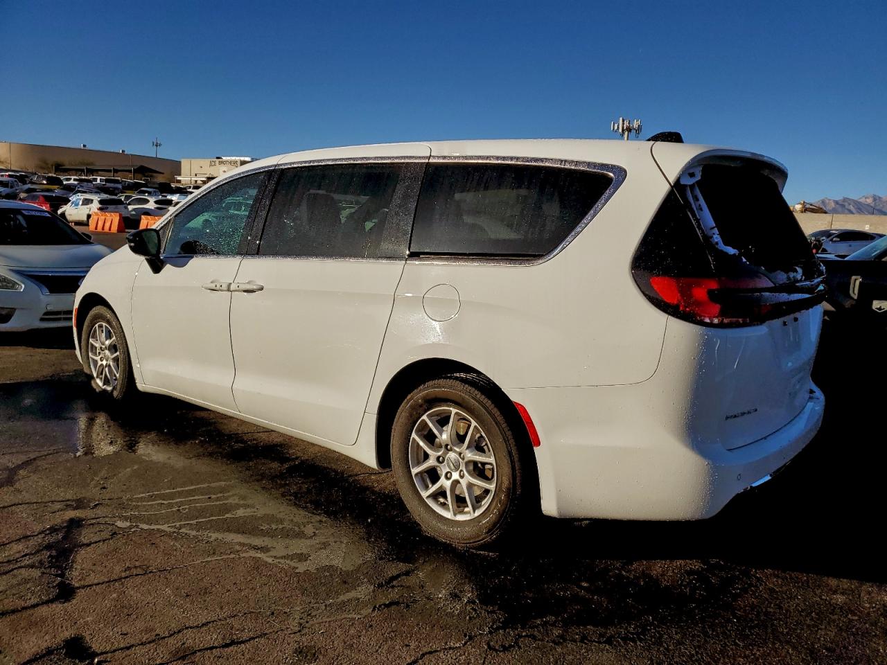 2025 CHRYSLER PACIFICA SELECT photo 2