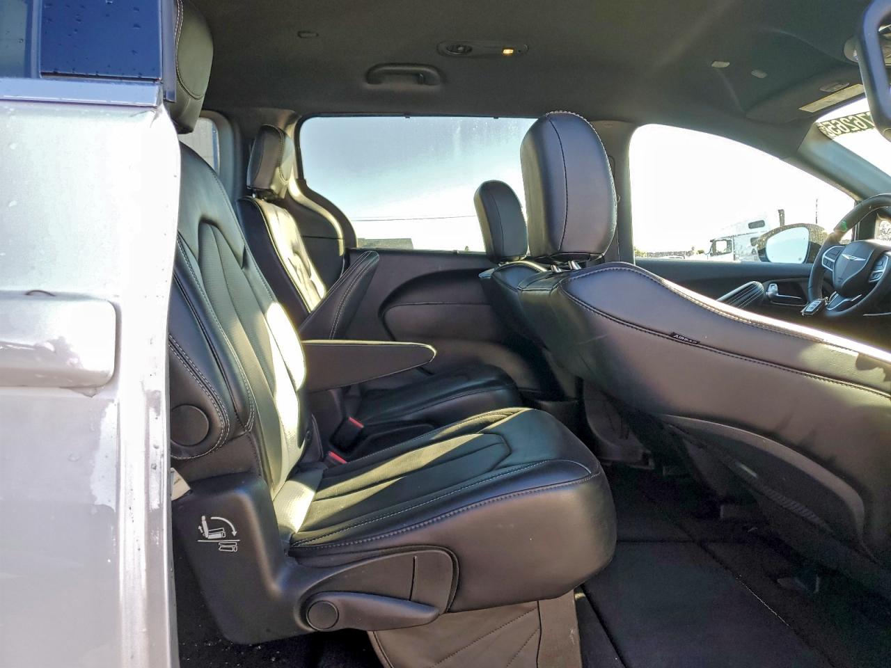 2025 CHRYSLER PACIFICA SELECT photo 11