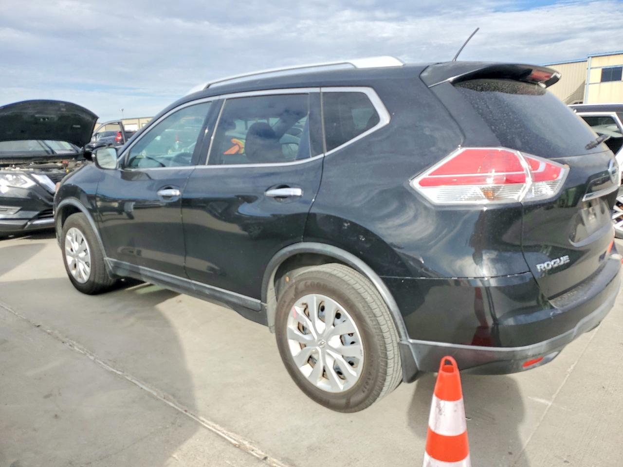 2016 NISSAN ROGUE S photo 2