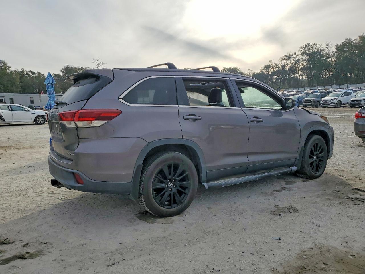2019 TOYOTA HIGHLANDER SE photo 3
