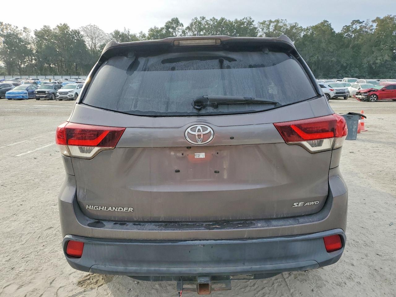 2019 TOYOTA HIGHLANDER SE photo 6
