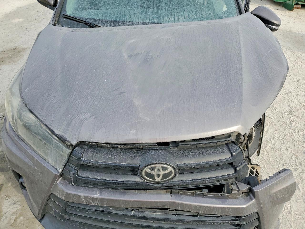 2019 TOYOTA HIGHLANDER SE photo 12